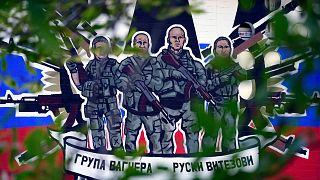دیوارنوشته‌ای در بلگراد که گروه واگنر روسیه را با این شعار نشان می‌دهد: «گروه واگنر؛ شوالیه های روسی»