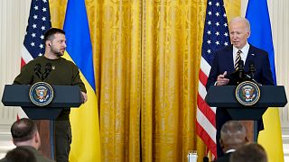 الرئيس الأميركي جو بايدن ونظيره الأوكراني فولوديمير زيلينسكي