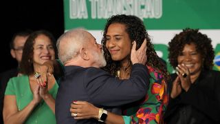الرئيس البرازيلي لولا دا سيلفا يسلم على وزيرته الجديدة للمساواة العرقية أنييل فرانكو