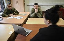 Ukrán katonák angolóra közben