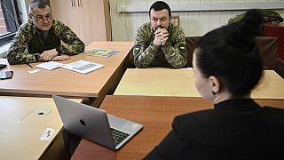 Ukrán katonák angolóra közben