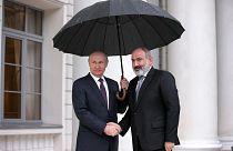  رئيس الوزراء الأرميني نيكول باشينيان مع الرئيس الروسي فلاديمير بوتين في سوتشي