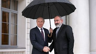  رئيس الوزراء الأرميني نيكول باشينيان مع الرئيس الروسي فلاديمير بوتين في سوتشي
