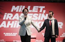 İYİ Parti Genel Başkanı Meral Akşener (sol), İBB Başkanı Ekrem İmamoğlu,  Saraçhane'deki belediye binası önünde düzenlenen ''Millet, iradesine sahip çıkıyor'' mitinginde