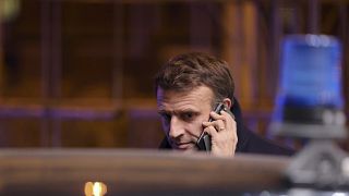 الرئيس الفرنسي إيمانويل ماكرون يتحدث عبر الهاتف المحمول أثناء مغادرته قمة الاتحاد الأوروبي في بروكسل، 15 ديسمبر 2022.