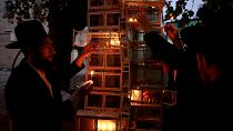 Des juifs ultra-orthodoxes allument des bougies lors de la quatrième nuit de la fête juive, Hanoukka, à Jérusalem - 21.12. 2022. 