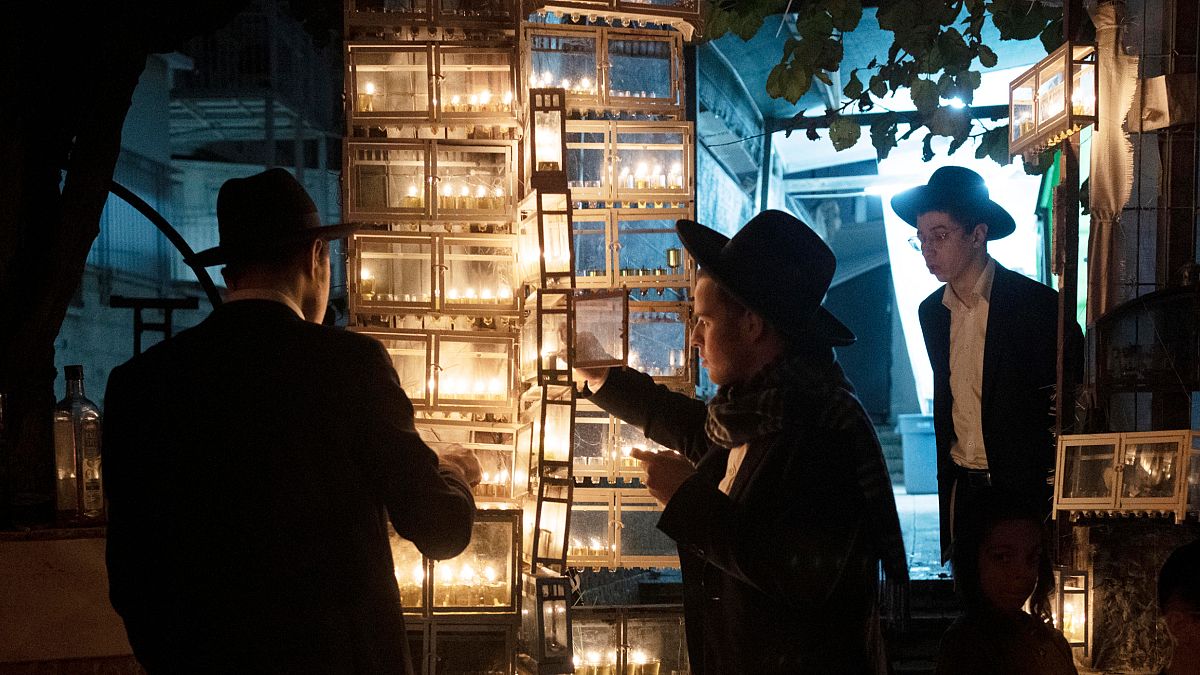 Estudantes judeus ultraortodoxos acendem velas na quinta noite do Hanucá, em Jerusalém
