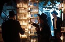 Estudantes judeus ultraortodoxos acendem velas na quinta noite do Hanucá, em Jerusalém