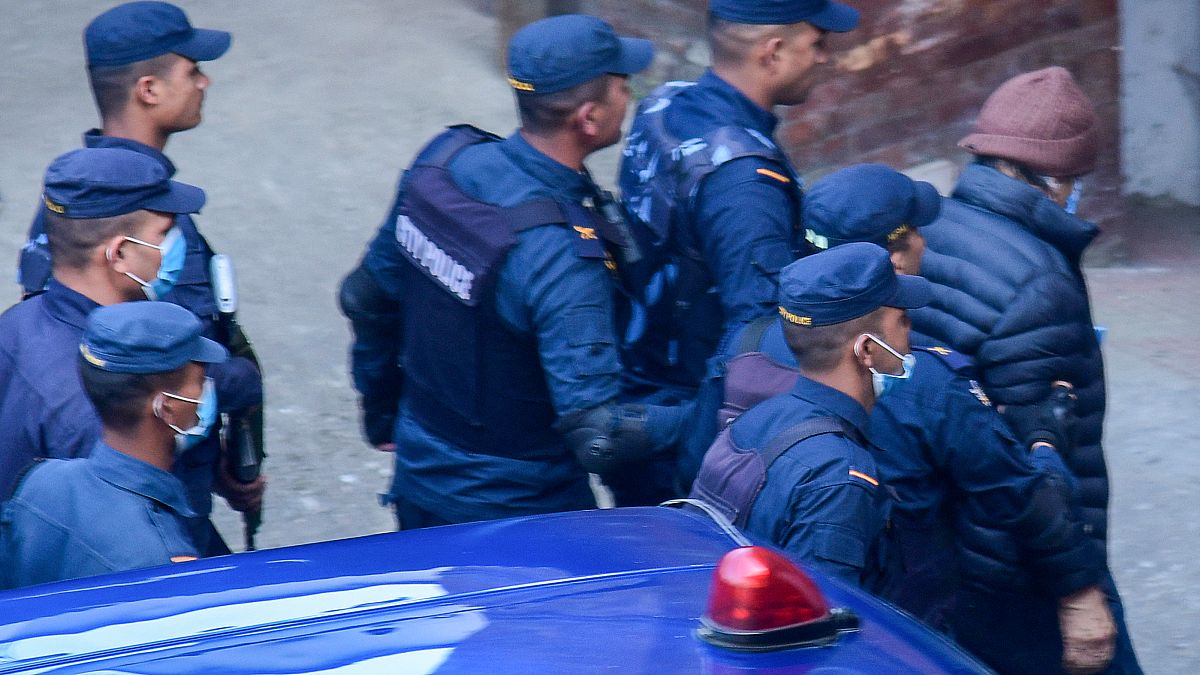 عناصر من الشرطة النيبالية يرافقون القاتل السفّاح الفرنسي شارل سوبراج إلى مكتب الهجرة في العاصمة كاتماندو بعد إطلاق سراحه من سجن نيبالي في 23 ديسمبر 2022.