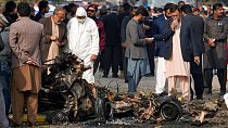 Pakistan'ın başkenti İslamabad'da bomba yüklü araçla düzenlenen intihar saldırısı sonrası olay yerinde inceleme yapılırken