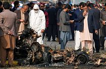 Pakistan'ın başkenti İslamabad'da bomba yüklü araçla düzenlenen intihar saldırısı sonrası olay yerinde inceleme yapılırken