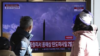Szöülban tévén nézik az egyik észak-koreai rakétatesztet
