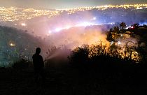Ein Flächenbrand in Vina del Mar in Chile bedroht Hunderte Wohnhäuser, 23.12.2022 