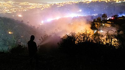 Ein Flächenbrand in Vina del Mar in Chile bedroht Hunderte Wohnhäuser, 23.12.2022 