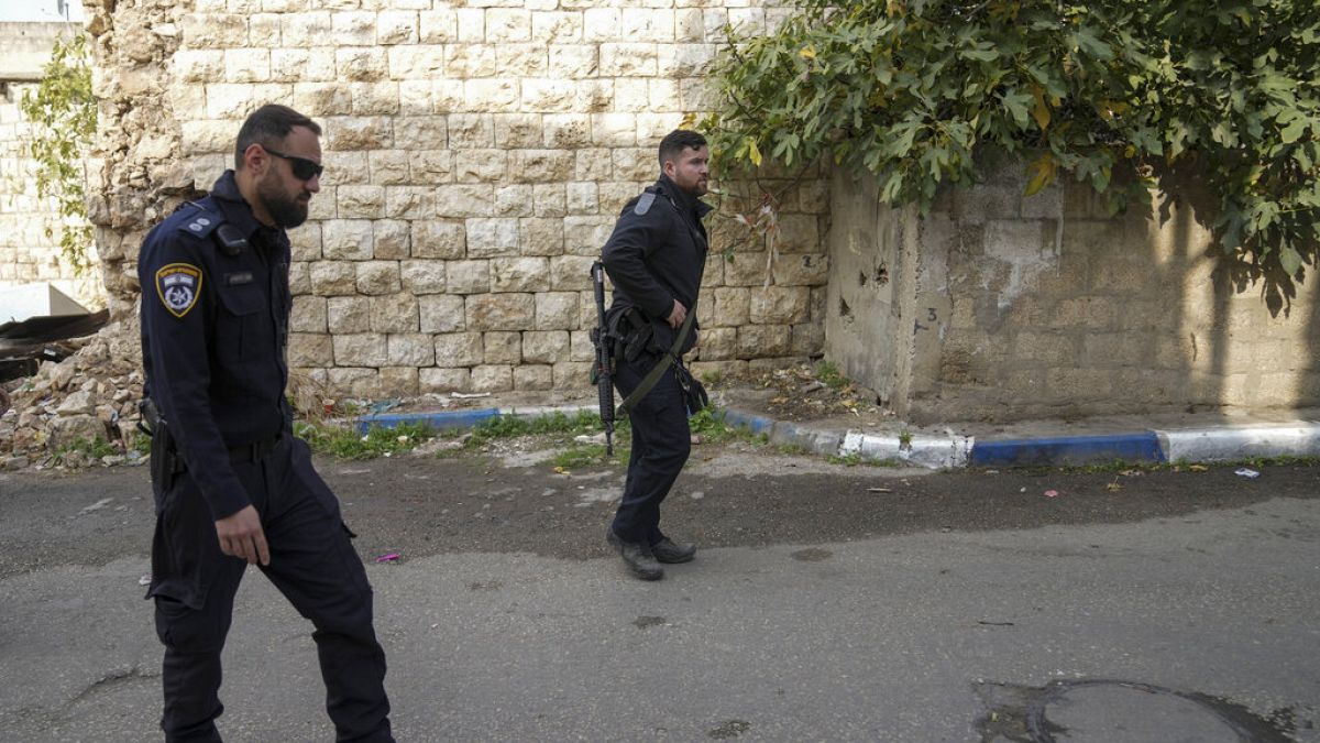 Polícia israelita caminha na rua onde vivia alegado atacante em Kfar Qassem