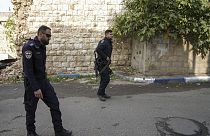 Polícia israelita caminha na rua onde vivia alegado atacante em Kfar Qassem