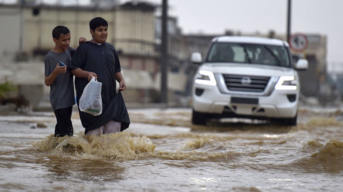 مياه الأمطار تغمر شوارع مكة