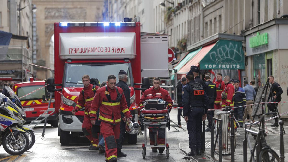 Médicos del cuerpo de bomberos trabajan en el lugar donde se produjo un tiroteo en París