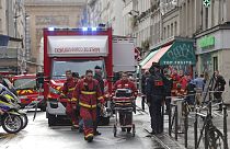 Médicos del cuerpo de bomberos trabajan en el lugar donde se produjo un tiroteo en París