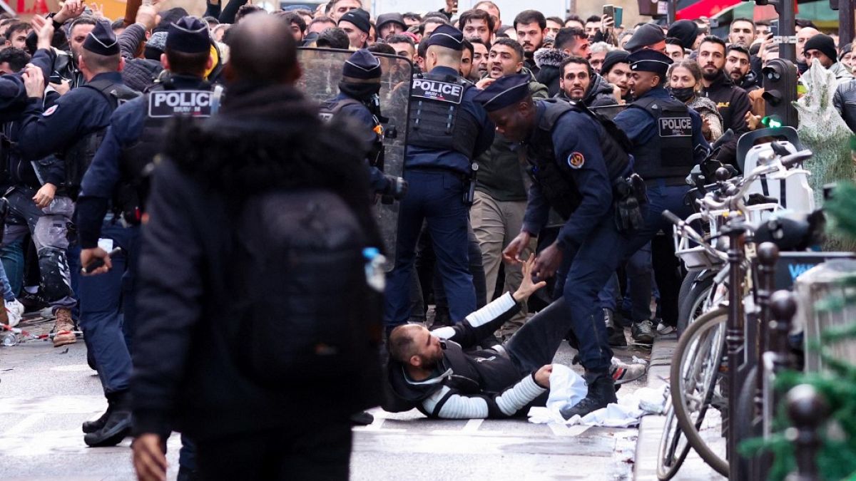 Manifestantes envolvem-se em confrontos com a polícia depois de visita do ministro do Interior ao local do tiroteio em Paris