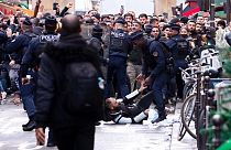 Manifestantes envolvem-se em confrontos com a polícia depois de visita do ministro do Interior ao local do tiroteio em Paris