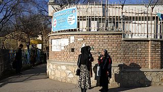 Varias mujeres a las puertas de un centro de educación superior en Kabul.
