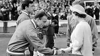 كوهين والملكة إليزابيث قبل نهائي كأس العالم 1966