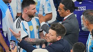 نصرت غوكشيه يضع يده على كتف الأرجنتيني ليونيل ميسي في نهاية المباراة النهائية لكأس العالم لكرة القدم بين الأرجنتين وفرنسا على ملعب لوسيل في 18 ديسمبر2022.