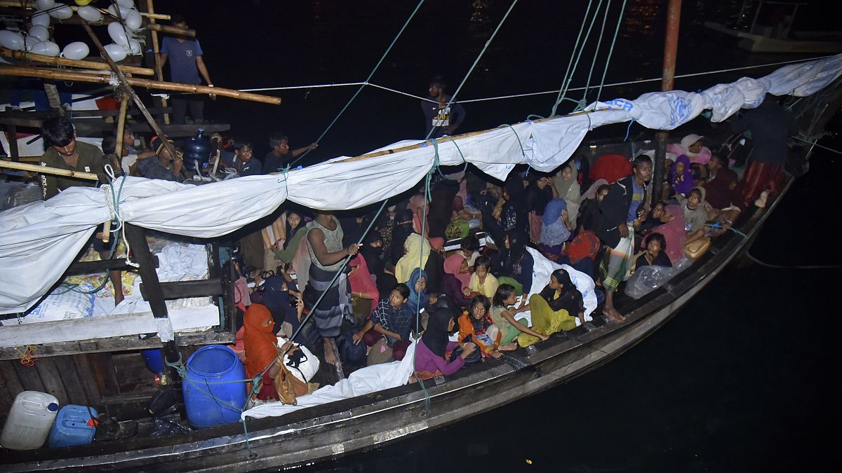 عکس آرشیوی از قایق پناهجویان روهینگیایی