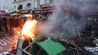 Heurts entre manifestants kurdes et forces de l'ordre à Paris, le 23 décembre 2022