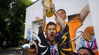 جدارية لميسي وهو يرفع كأس العالم