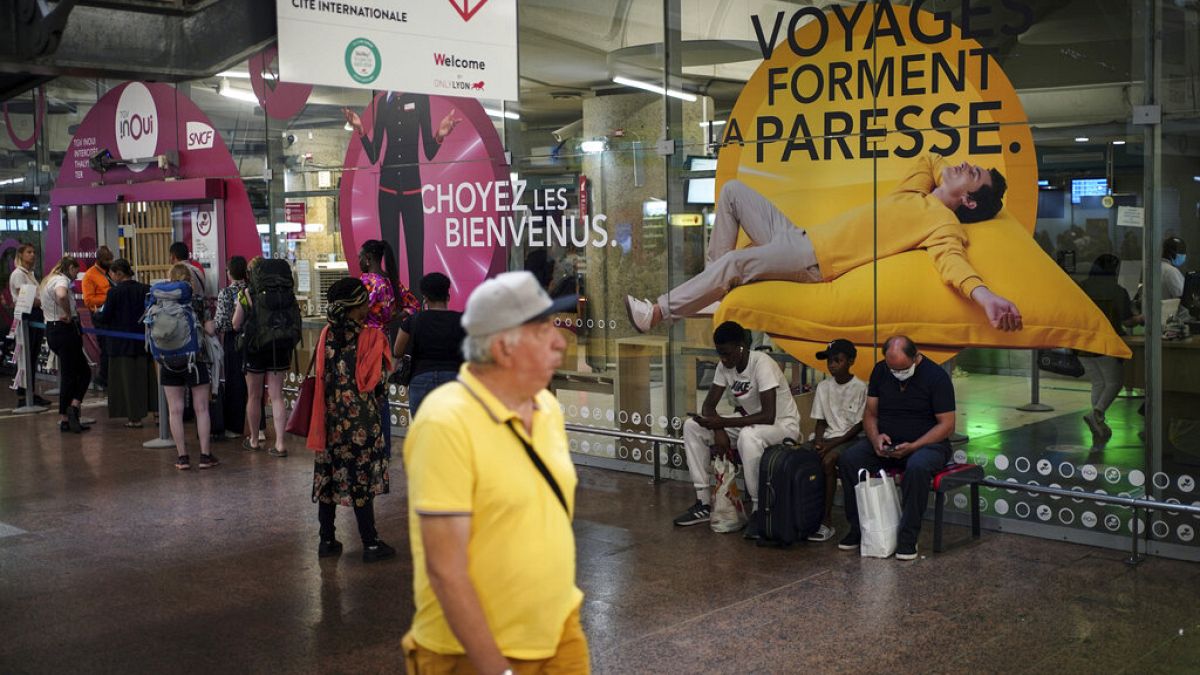 Utasok várakoznak az egyik lyoni vasútállomáson a nyári vasutassztrájk ideje alatt - képünk illusztráció