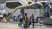 Υπάλληλοι του δήμου στο Βουκουρέστι στο σημείο του δυστυχήματος με το ελληνικό τουριστικό λεωφορείο