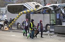 Υπάλληλοι του δήμου στο Βουκουρέστι στο σημείο του δυστυχήματος με το ελληνικό τουριστικό λεωφορείο