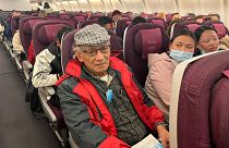 Шарль Собрадж летит во Францию черех Доху после того, как его освободили из непальской тюрьмы.