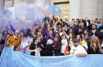 Ativistas festejam a aprovação da "lei trans" no Parlamento Espanhol