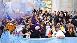 Célébrations après l'adoption de la nouvelle "loi pour les personnes transgenres" au parlement espagnol