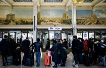 ينتظر الركاب في طابور لشراء التذاكر- باريس، 2 ديسمبر 2022