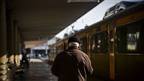 رجل ينتظر القطار في محطة قطار سانتا أبولونيا في لشبونة