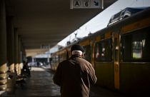 رجل ينتظر القطار في محطة قطار سانتا أبولونيا في لشبونة