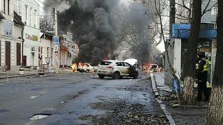 سيارات تحترق وتصاعد دخان بعد هجوم صاروخي روسي مميت على وسط مدينة خيرسون بأوكرانيا. 2022/12/25