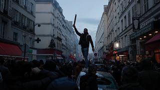 Rassemblement près du Centre culturel kurde visé par une attaque, vendredi 23 décembre à Paris.