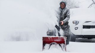 Местный житель чистит дорогу от снега в Мичигане. 23 декабря 2022.