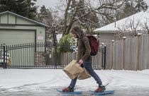Πολίτης μετακινείται με χιονοπέδιλα σε παγωμένο δρόμο στις ΗΠΑ