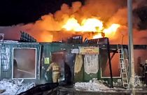 رجاء الإطفاء الروس يكافحون لإخماد الحريق الكبير الذي أتى على دار للمسنين في مدينة كيميروفو في سيبيريا 