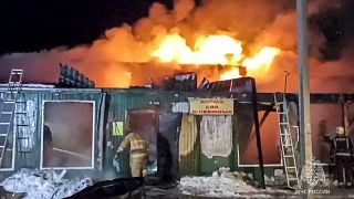 رجاء الإطفاء الروس يكافحون لإخماد الحريق الكبير الذي أتى على دار للمسنين في مدينة كيميروفو في سيبيريا 