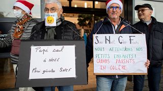 Пассажиры обратились к руководству компании SNCF: "Мы ждём внуков, деды в гневе".