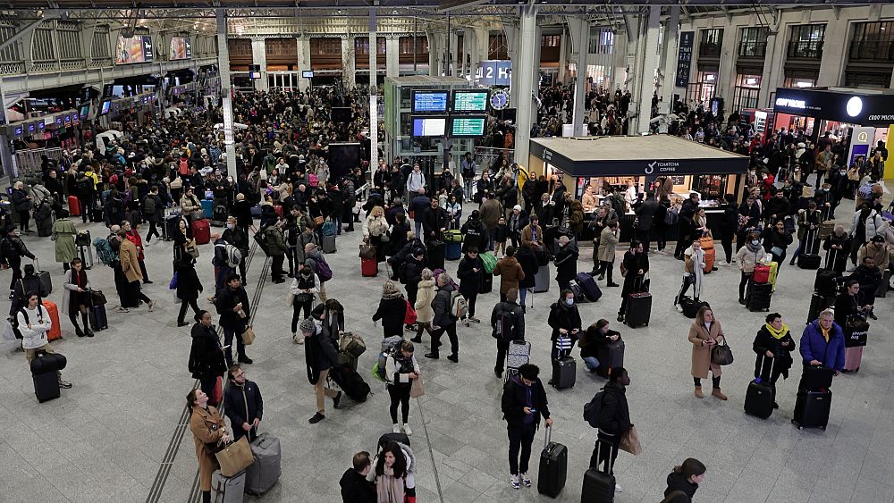 Transport, a wave of strikes at Christmas: trains converge and start in France and the UK