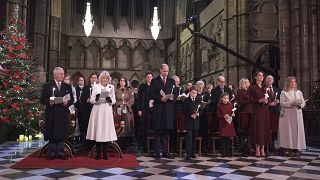 König Charles III und andere Mitglieder der Königsfamilie beim Singen von Weihnachtsliedern im Londoner Westminster Abbey am 15.12.2022