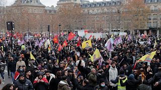 تجمع کردهای ساکن پاریس در پی حمله به مرکز فرهنگی احمد کایا در پاریس ۲۴ دسامبر ۲۰۲۲